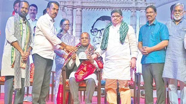 Dasarathi Sahitya Puraskaram: ట్యాంక్‌బండ్‌పై దాశరథి విగ్రహం