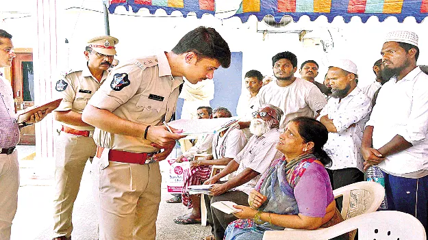 వినతులను తక్షణం పరిష్కరించాలి 