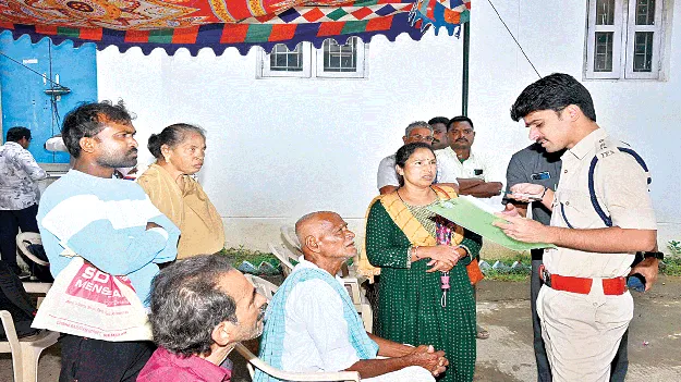 అర్జీల పరిష్కారంలో జాప్యం తగదు