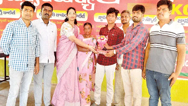 ఇంటర్‌ విద్యార్థులకు ప్రతిభ అవార్డులు 