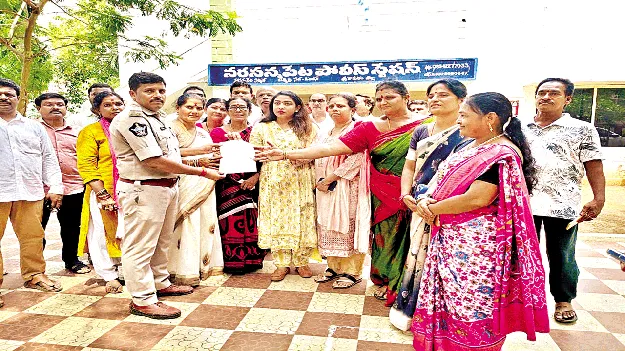 సాక్షి చానల్‌పై చర్యలు తీసుకోవాలి 