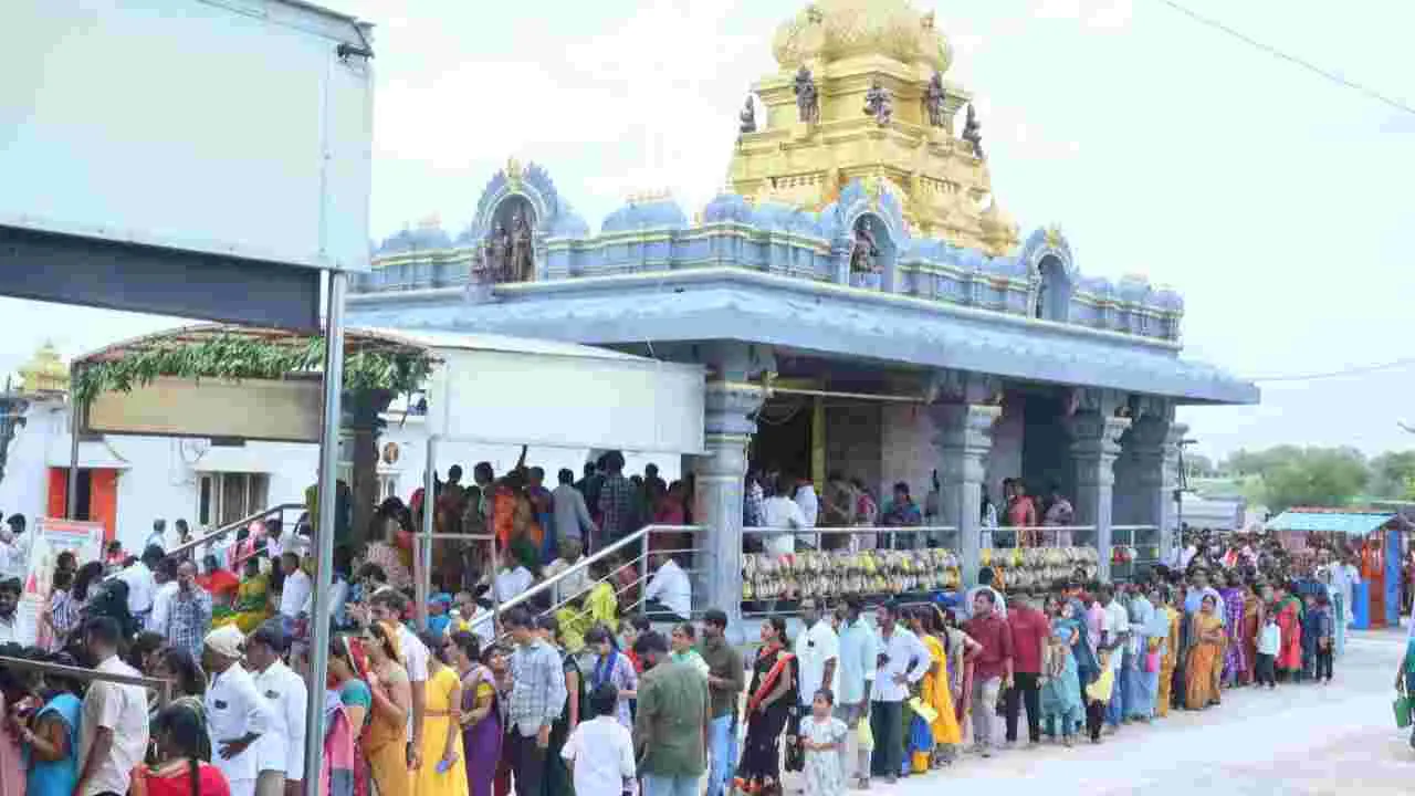 Sangareddy: తొలి ఏకాదశి సందర్భంగా భక్తులతో కిటకిటలాడిన ఆలయాలు..!