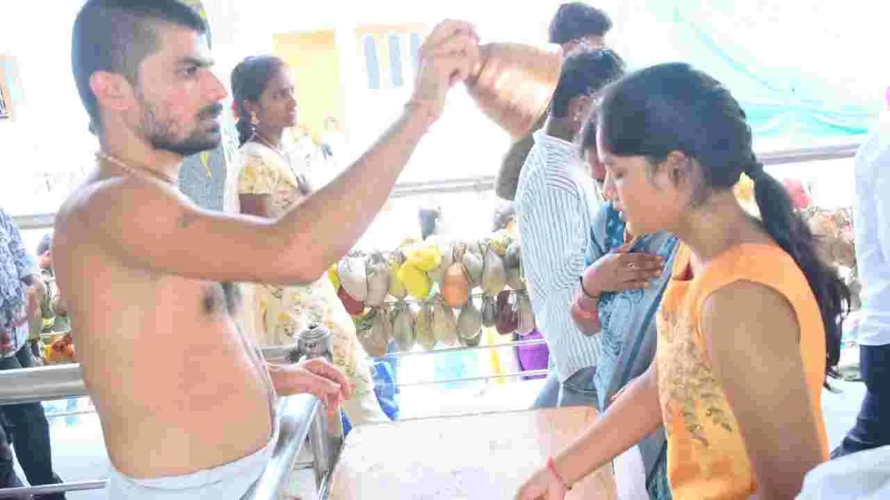 Sangareddy: తొలి ఏకాదశి సందర్భంగా భక్తులతో కిటకిటలాడిన ఆలయాలు..!