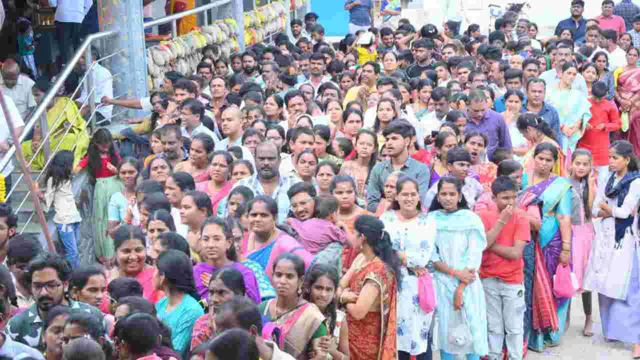 Sangareddy: తొలి ఏకాదశి సందర్భంగా భక్తులతో కిటకిటలాడిన ఆలయాలు..!