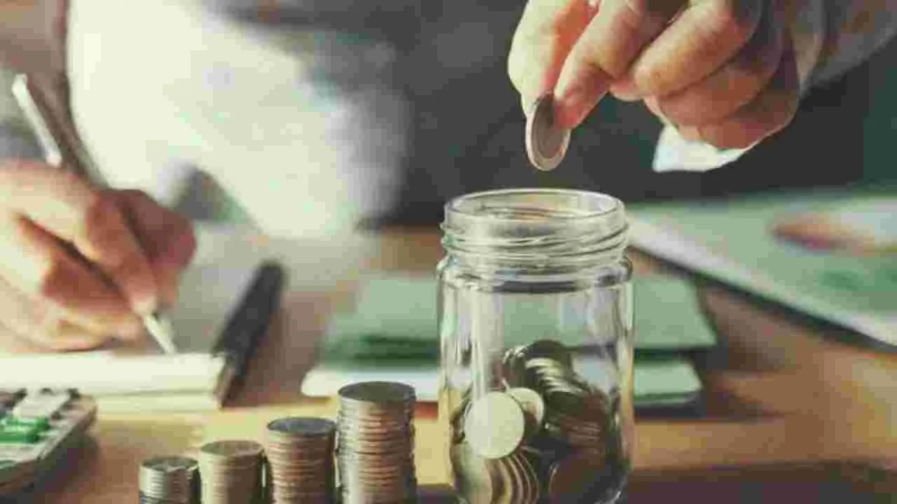 Savings: రోజూ సంపాదిస్తున్నా రూపాయి కూడా మిగలడం లేదా.. ఈ అలవాట్లే కారణం..
