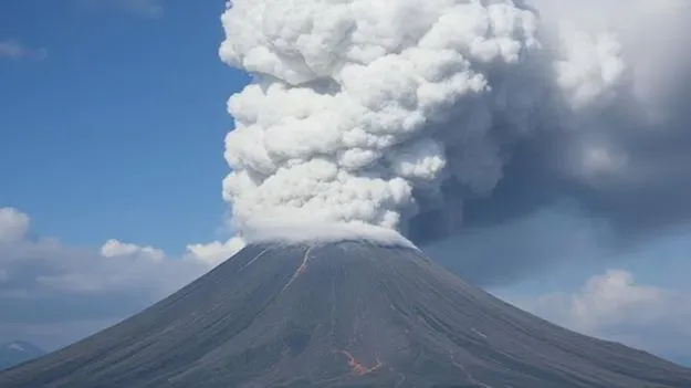 Japan Mt Shinmoedake: జపాన్లో అగ్నిపర్వత విస్ఫోటనం.. ఆ జోస్యం నిజం కానుందంటూ జనాల్లో గుబులు