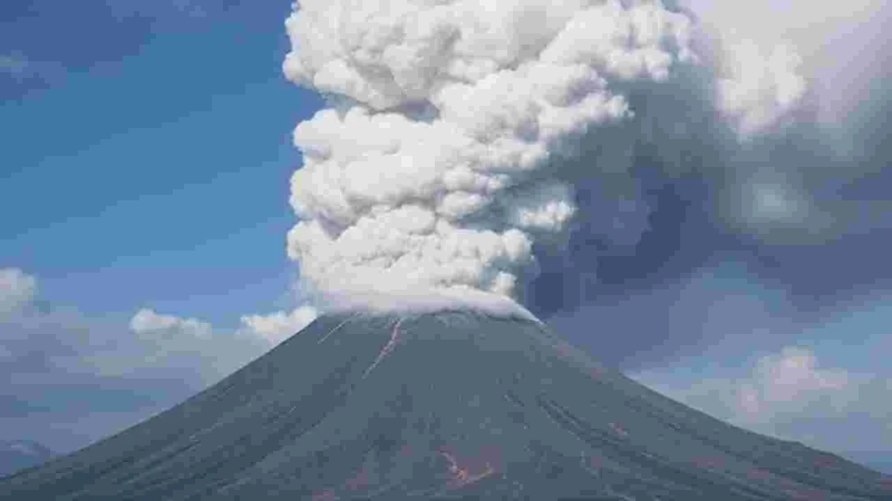 Japan Mt Shinmoedake: జపాన్‌లో అగ్నిపర్వత విస్ఫోటనం.. ఆ జోస్యం నిజం కానుందంటూ జనాల్లో గుబులు