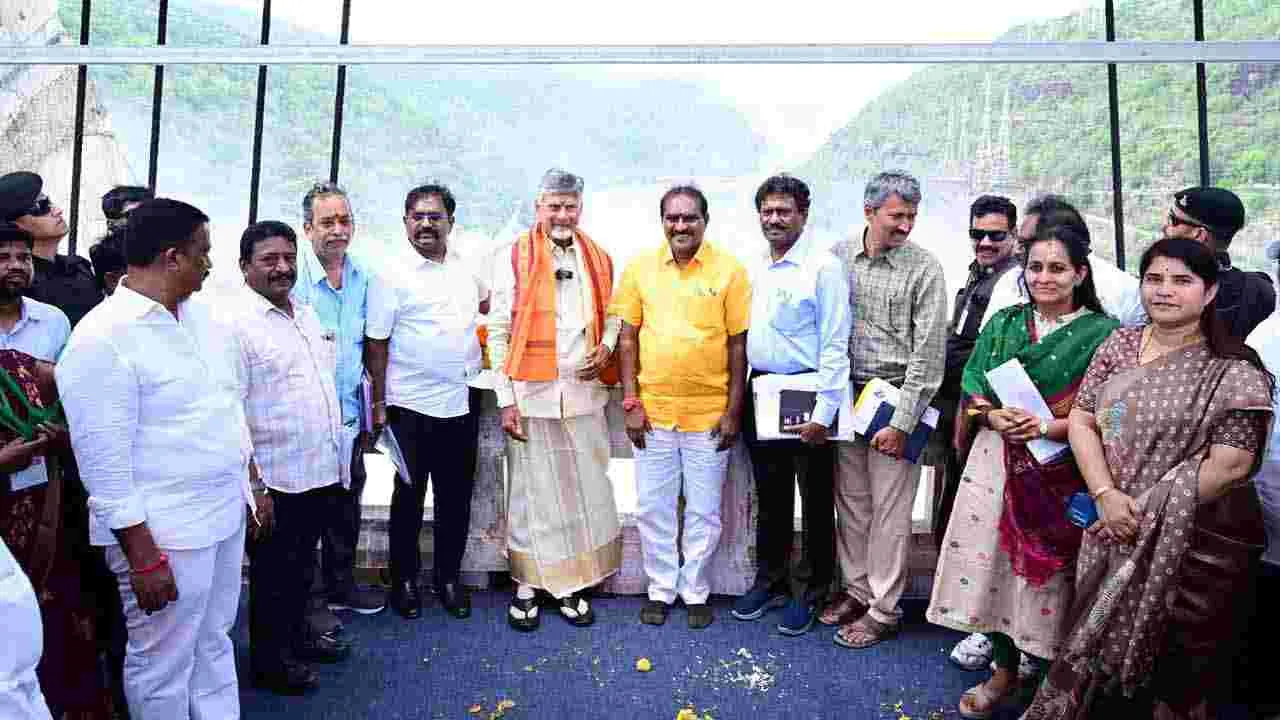 AP CM Chandrababu Naidu in Srisailam: కృష్ణమ్మకు సీఎం చంద్రబాబు నాయుడు జల హారతి..