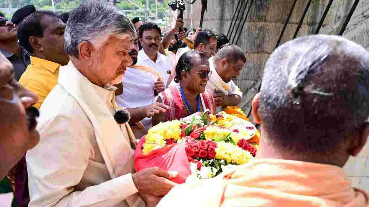 AP CM Chandrababu Naidu in Srisailam: కృష్ణమ్మకు సీఎం చంద్రబాబు నాయుడు జల హారతి..