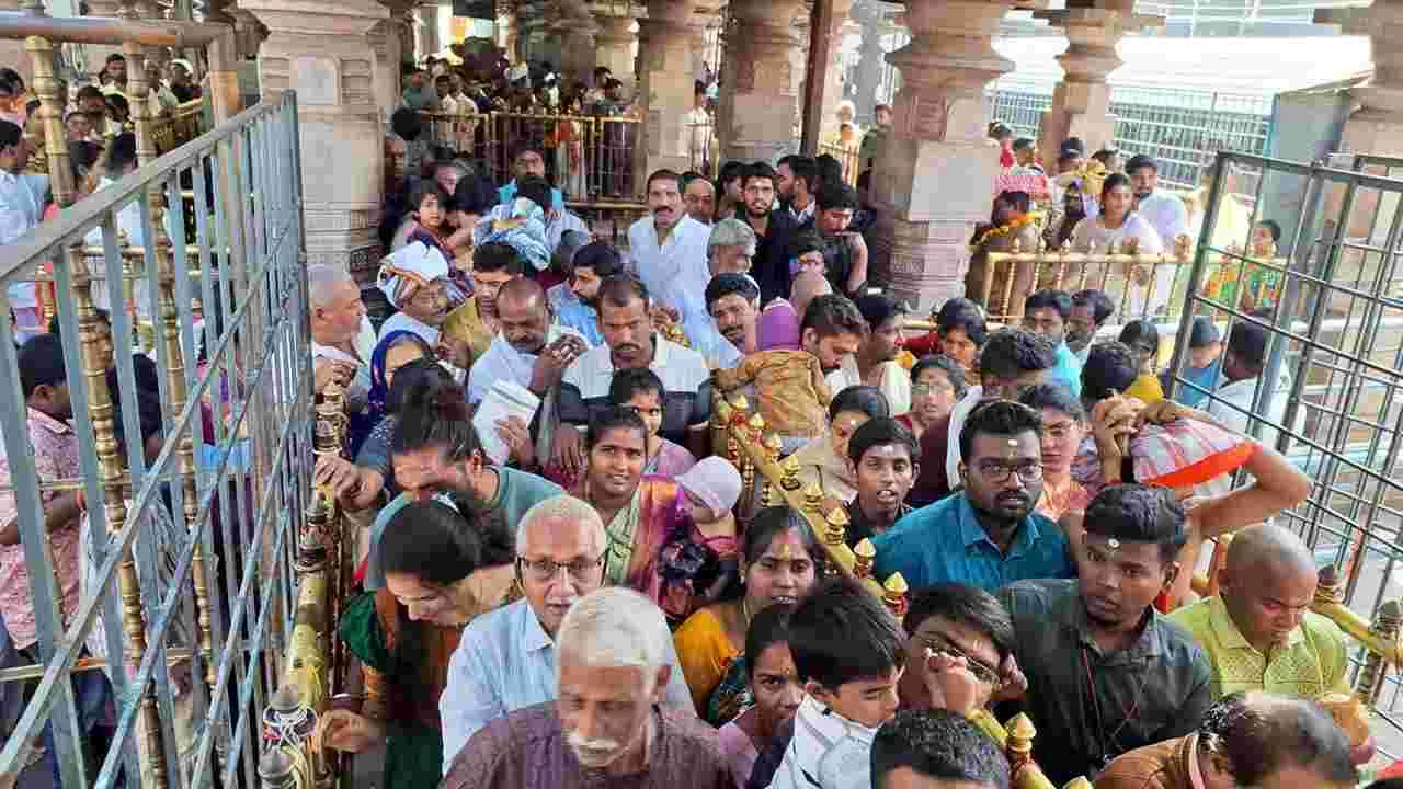 Srisailam Temple: శ్రీశైలంలో ఉచిత స్పర్శ దర్శనం ప్రారంభం
