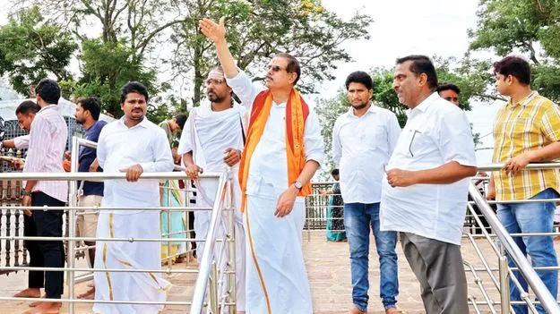 అభివృద్ధి పనులు చేపట్టాలి: ఈవో