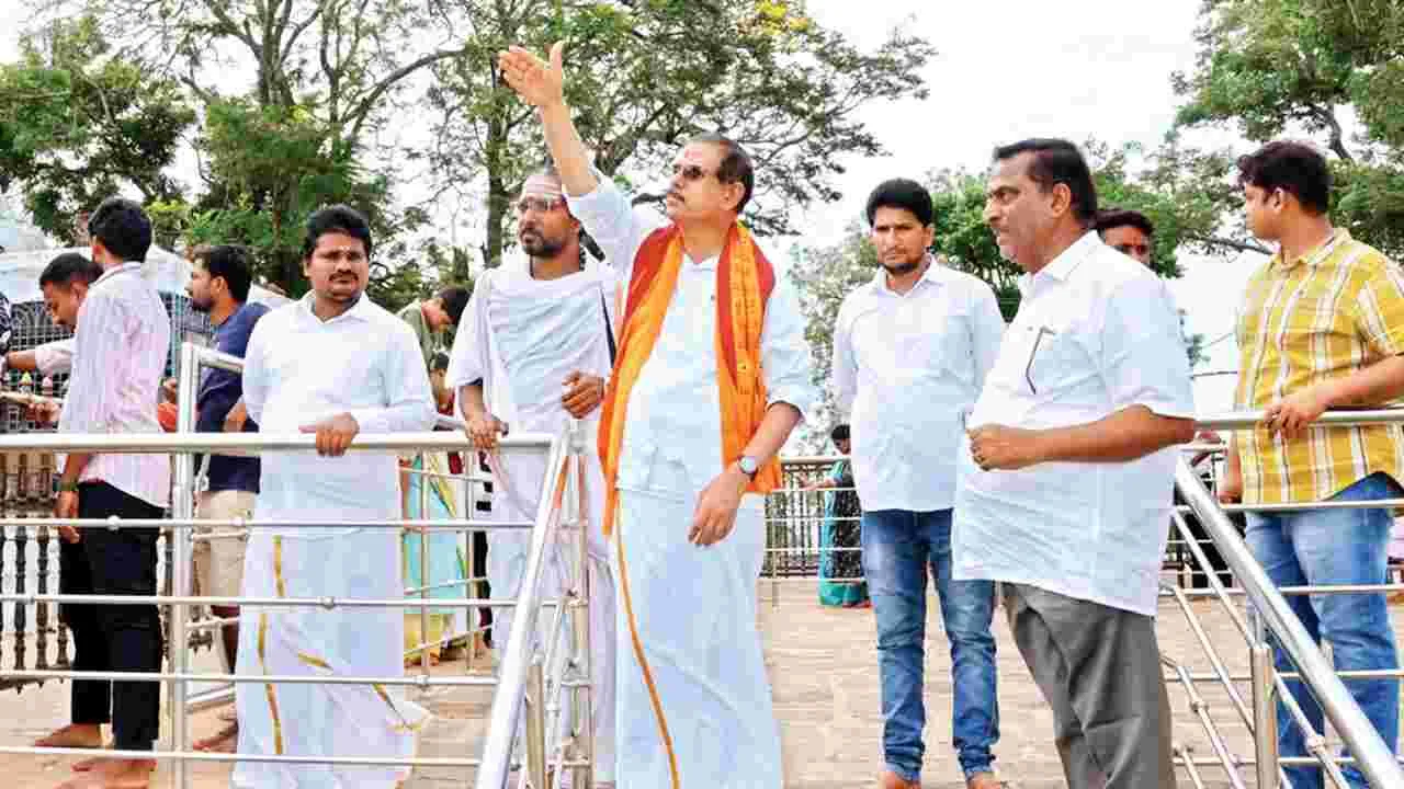 అభివృద్ధి పనులు చేపట్టాలి: ఈవో