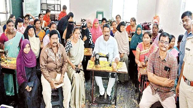 మహిళలు అన్ని రంగాల్లో రాణించాలి