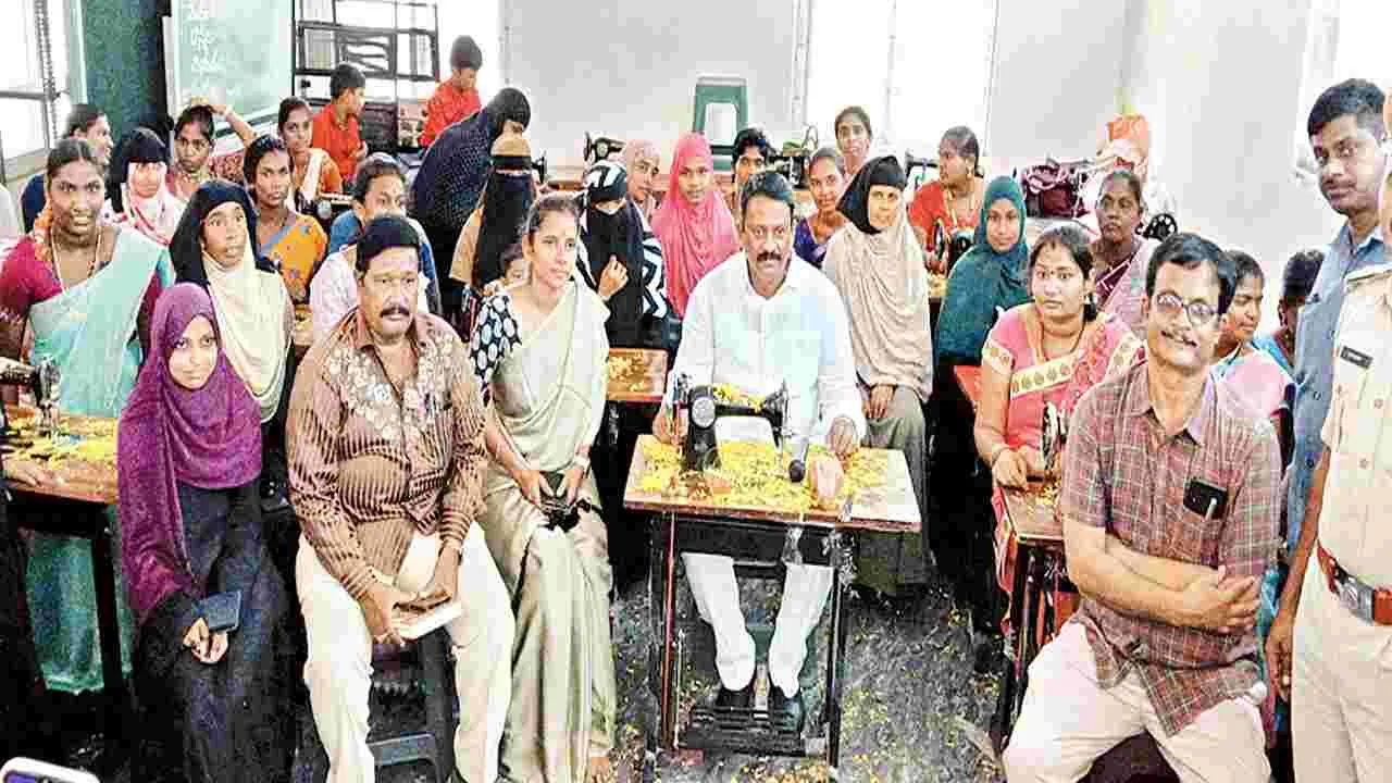 మహిళలు అన్ని రంగాల్లో రాణించాలి