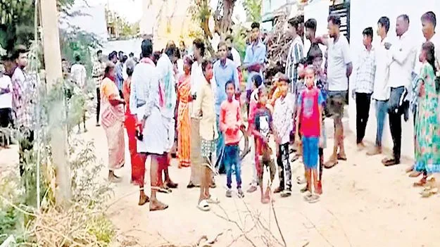 Srisathyasai District: దళితులపై వైసీపీ దాష్టీకం..  ఎస్సీ కాలనీకి అడ్డుగా ముళ్లకంప