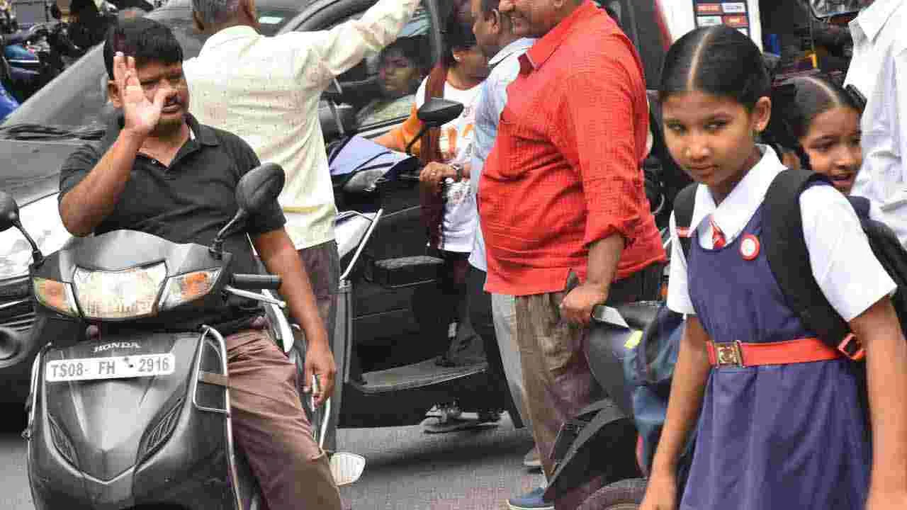 తెరుచుకున్న స్కూళ్లు.. బడి బాట పట్టిన విద్యార్థులు