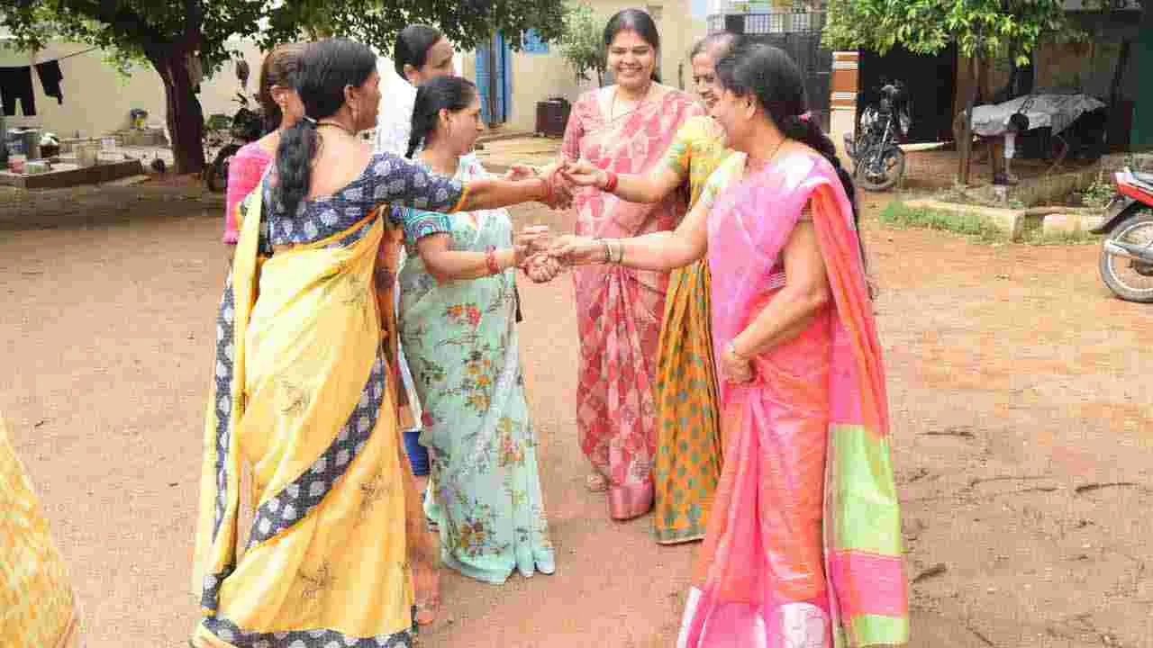 తెరుచుకున్న స్కూళ్లు.. బడి బాట పట్టిన విద్యార్థులు