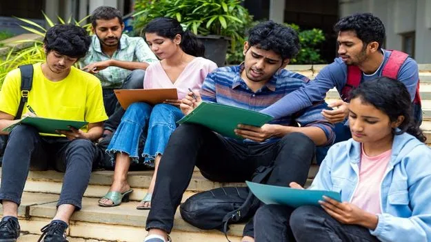 Student Enrollment Decline: అక్కడా లేరు.. ఇక్కడా లేరు