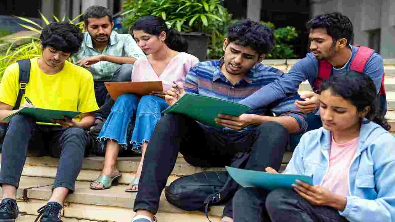 Student Enrollment Decline: అక్కడా లేరు.. ఇక్కడా లేరు