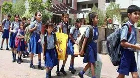 Students: మాస్టారూ.. మీరు వెళ్లొద్దు