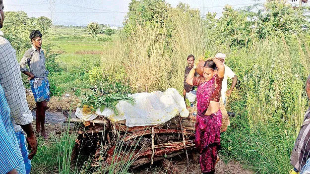తండ్రి చితికి తలకొరివి పెట్టిన కుమార్తె