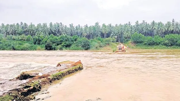 Floods in North: ఉత్తరాన వరదలు.. దక్షిణాన ఎండలు