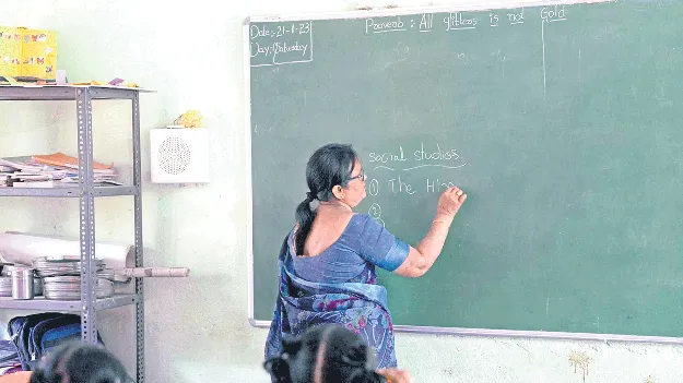 భారీగా స్కూల్‌ అసిస్టెంట్ల బదిలీ 