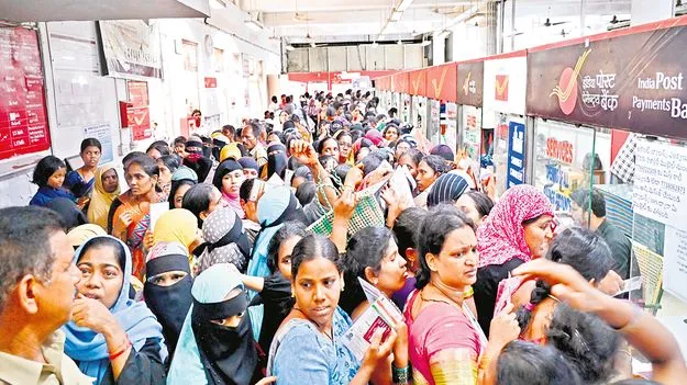 Kurnool: పోస్టాఫీసులకు పోటెత్తిన తల్లులు