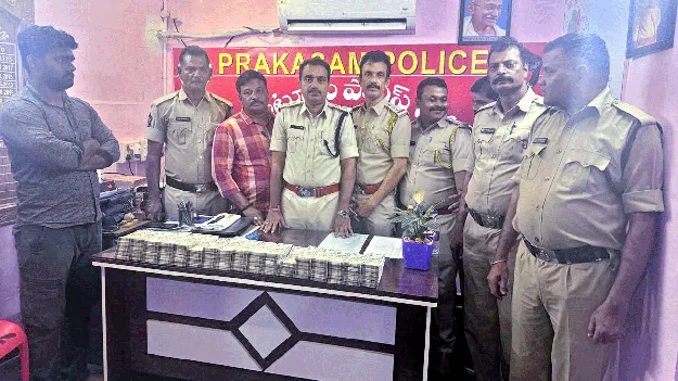 ఆర్టీసీ బస్సులో నోట్ల కట్టలు!