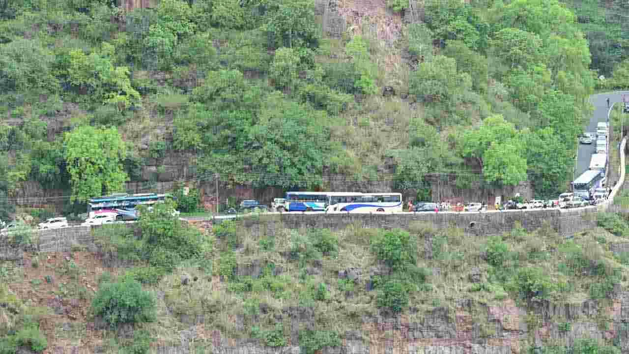 Tourists in Srisailam: శ్రీశైలానికి పోటెత్తిన పర్యాటకులు..