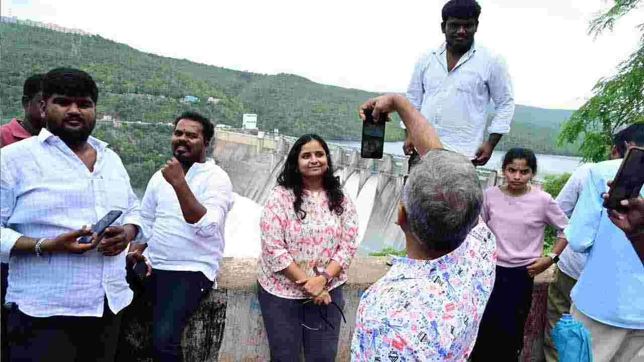 Tourists in Srisailam: శ్రీశైలానికి పోటెత్తిన పర్యాటకులు..