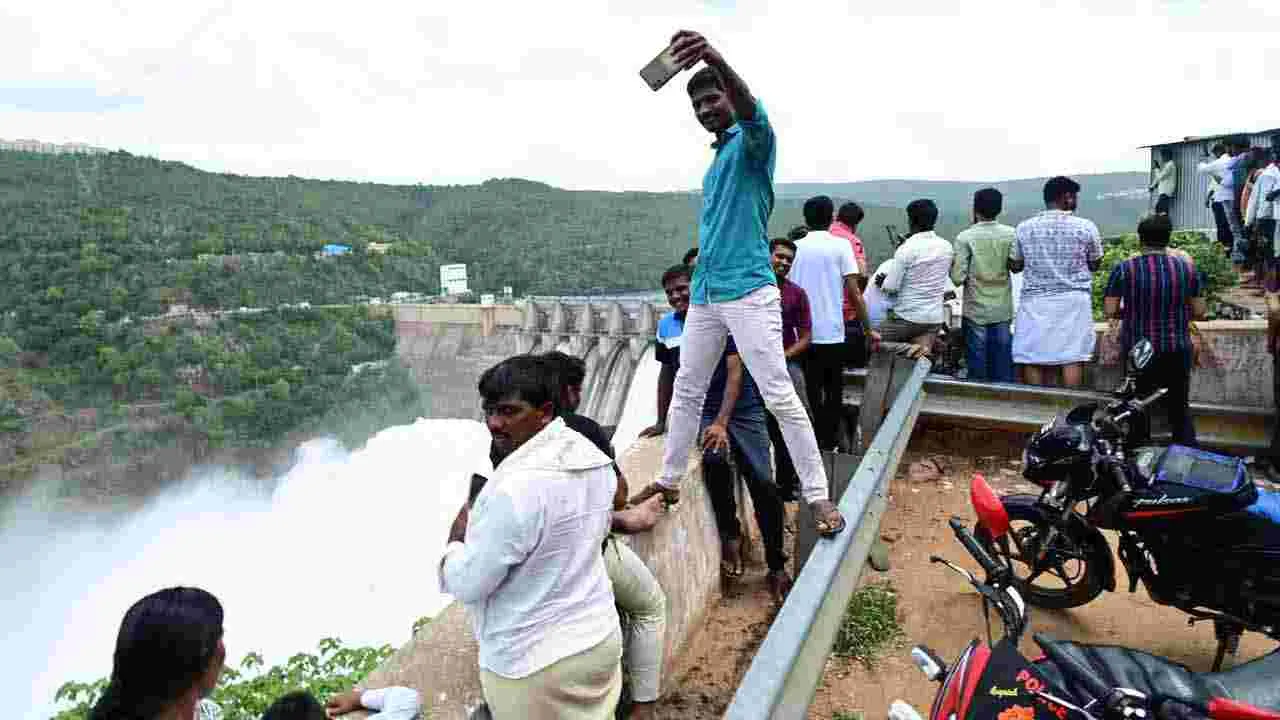 Tourists in Srisailam: శ్రీశైలానికి పోటెత్తిన పర్యాటకులు..