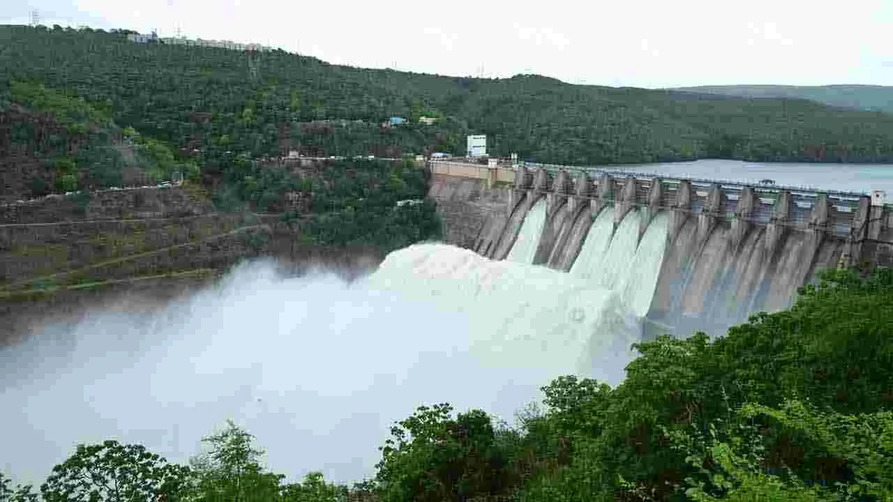 Tourists in Srisailam: శ్రీశైలానికి పోటెత్తిన పర్యాటకులు..