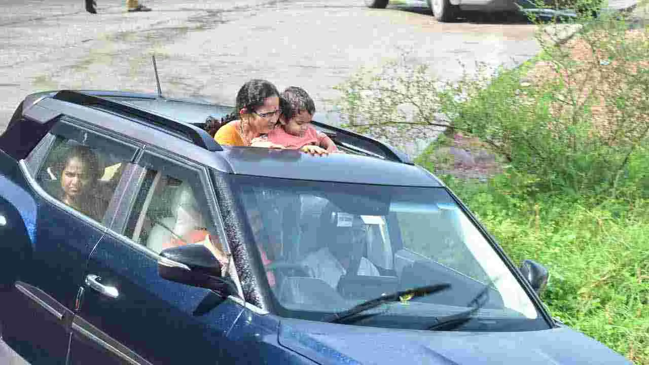 Tourists in Srisailam: శ్రీశైలానికి పోటెత్తిన పర్యాటకులు..