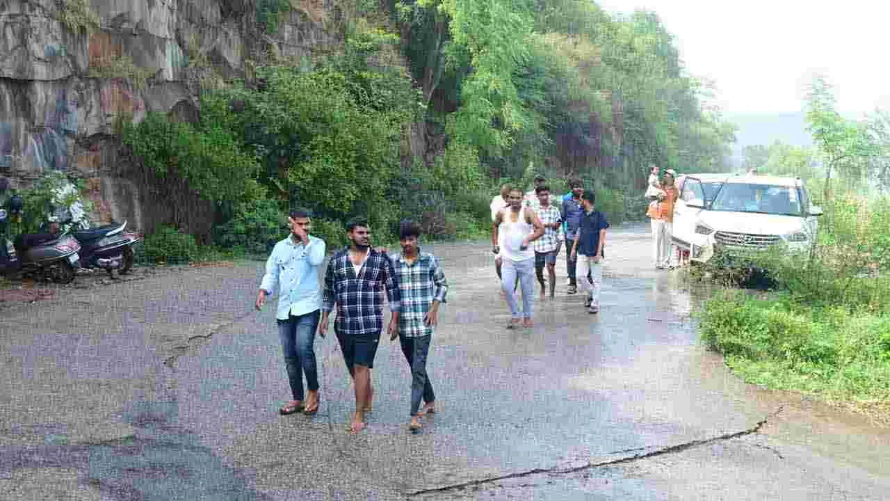 Tourists in Srisailam: శ్రీశైలానికి పోటెత్తిన పర్యాటకులు..