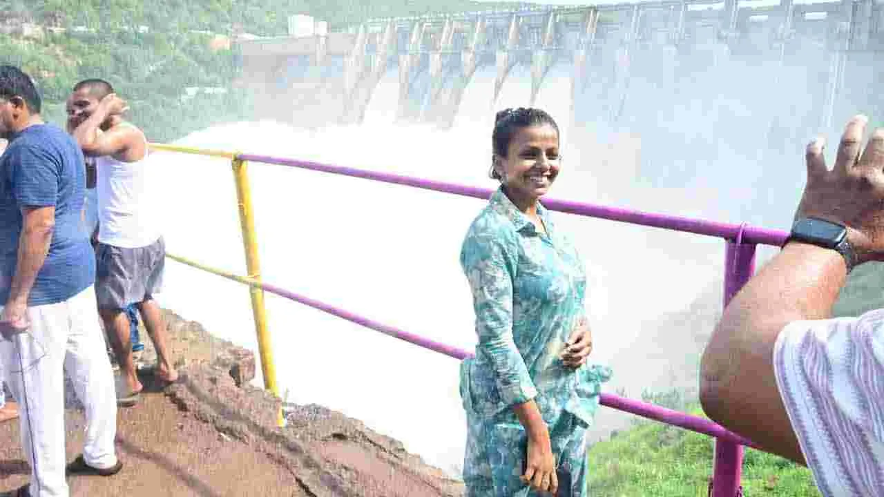 Tourists in Srisailam: శ్రీశైలానికి పోటెత్తిన పర్యాటకులు..