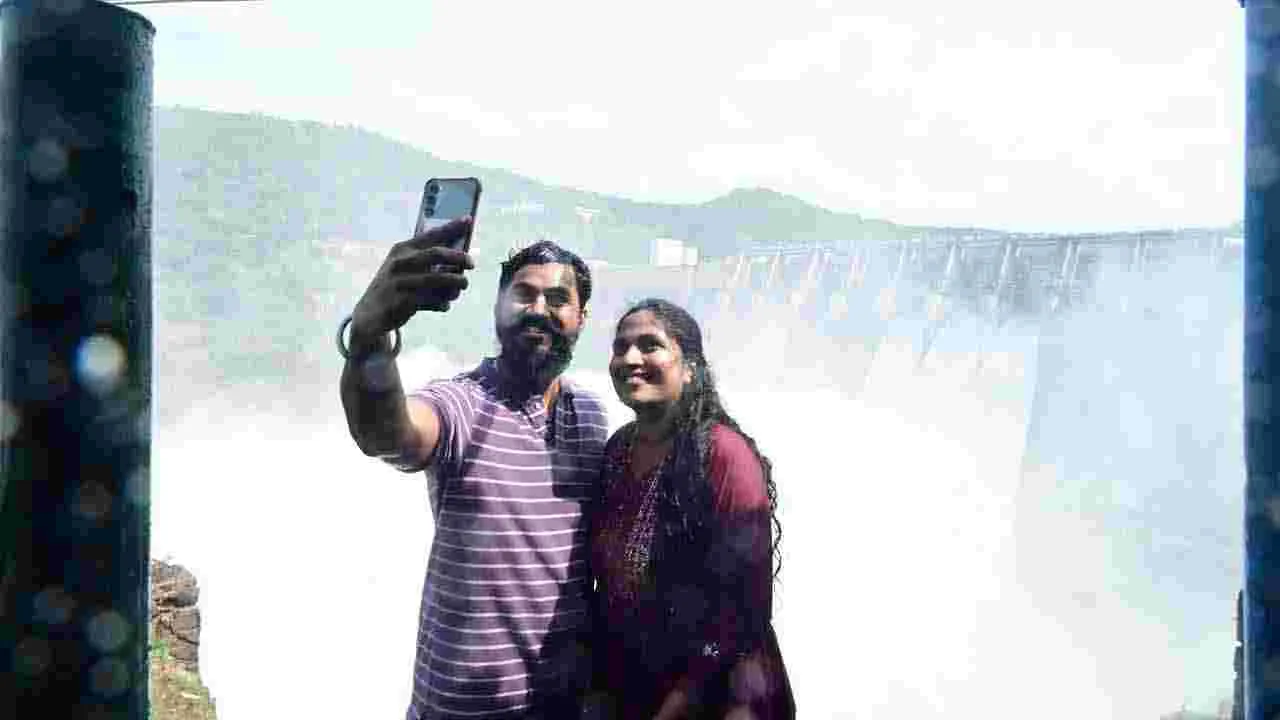 Tourists in Srisailam: శ్రీశైలానికి పోటెత్తిన పర్యాటకులు..