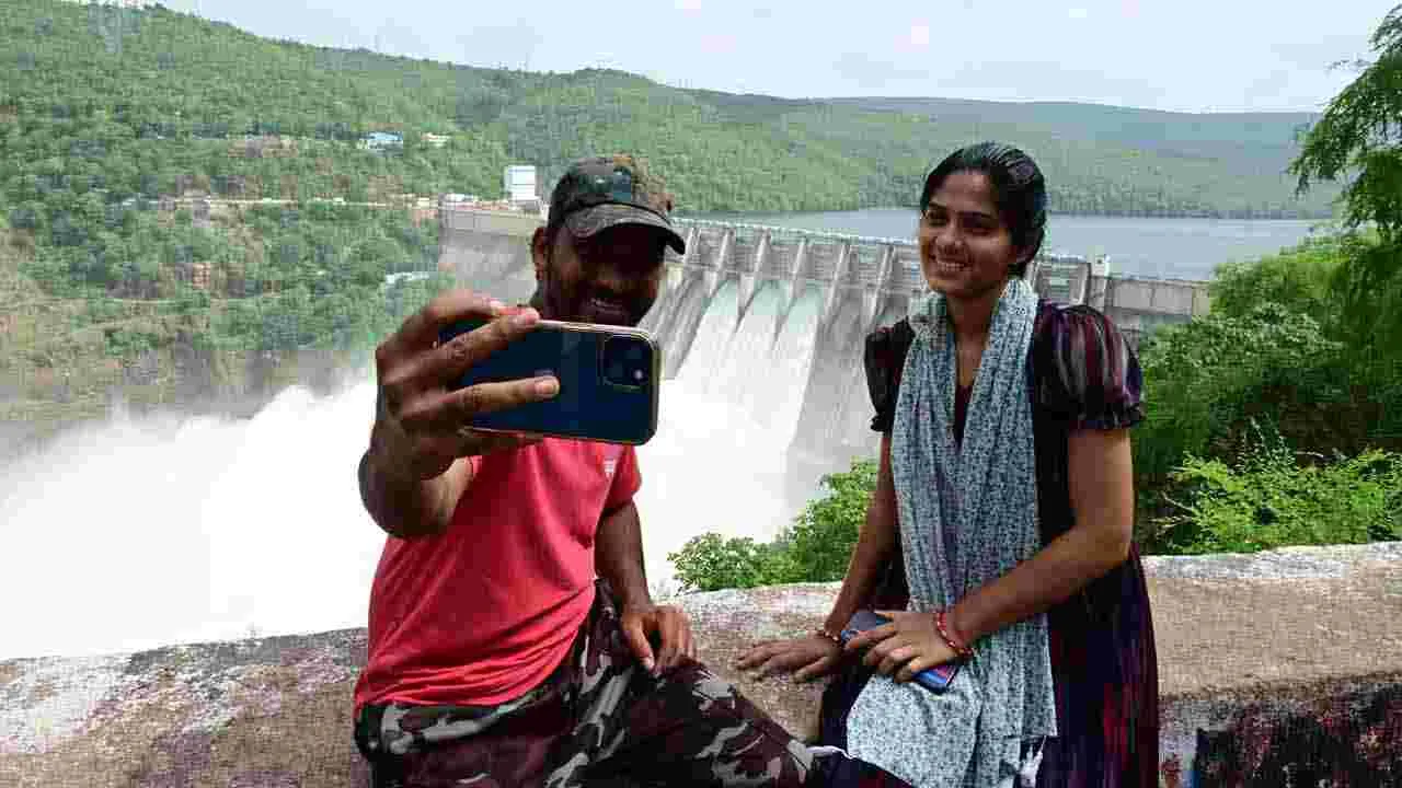 Tourists in Srisailam: శ్రీశైలానికి పోటెత్తిన పర్యాటకులు..