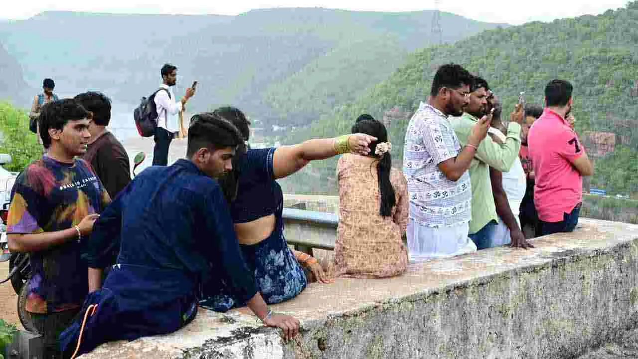 Tourists in Srisailam: శ్రీశైలానికి పోటెత్తిన పర్యాటకులు..