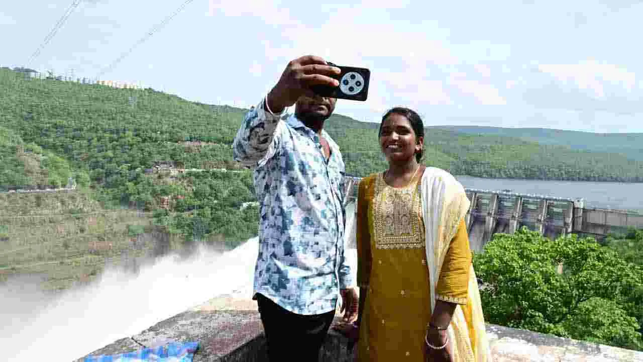 Tourists in Srisailam: శ్రీశైలానికి పోటెత్తిన పర్యాటకులు..