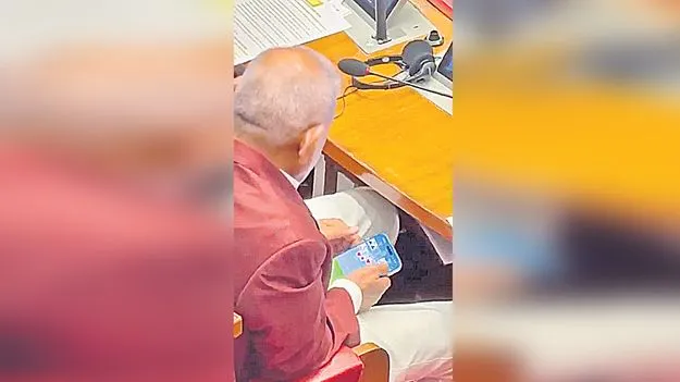 Maharashtra Minister Phone Scandal: అసెంబ్లీలో ఫోన్లో పేకాట ఆడిన మంత్రి