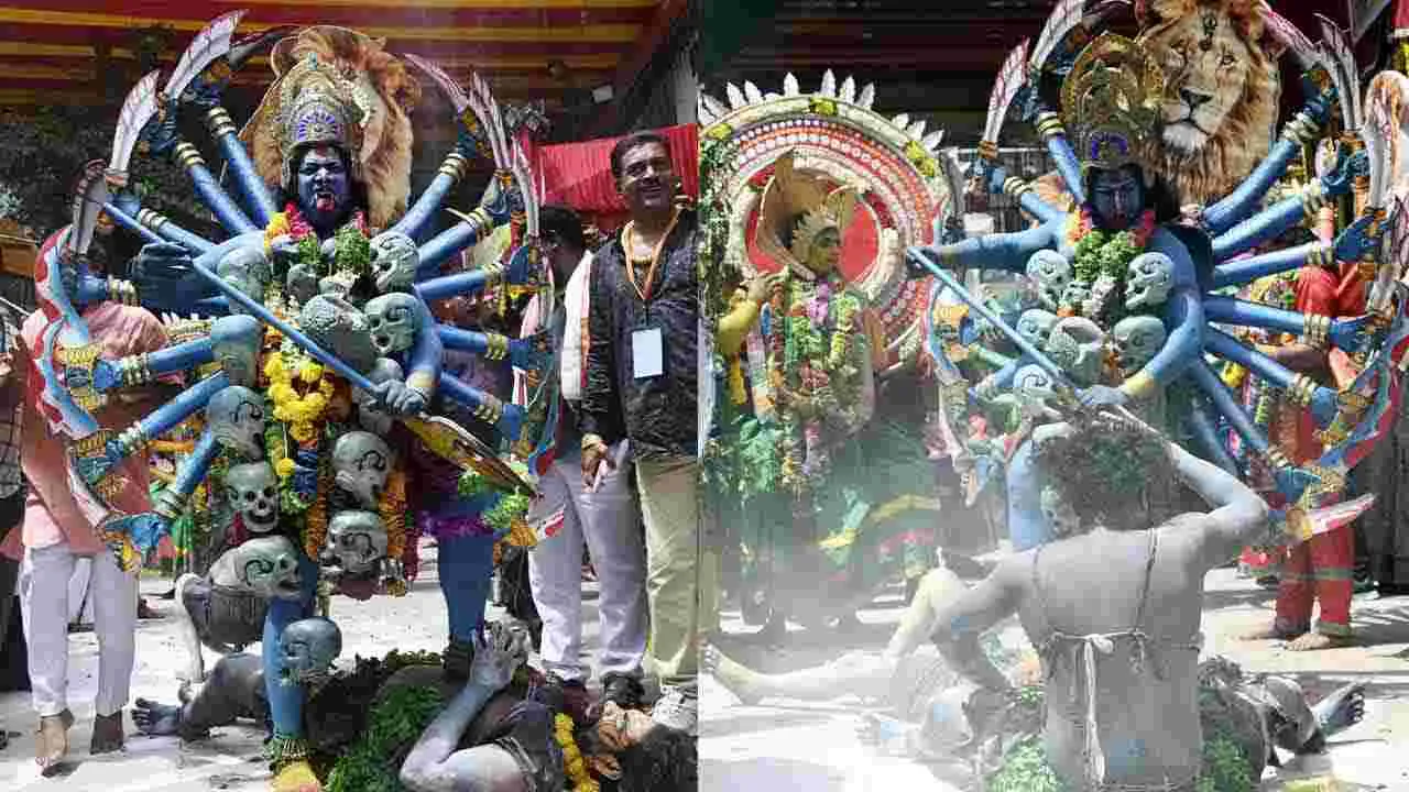Bonalu Festival 2025: ఉజ్జయినీ మహాకాళి దేవాలయంలో రంగం వినిపించిన స్వర్ణలత