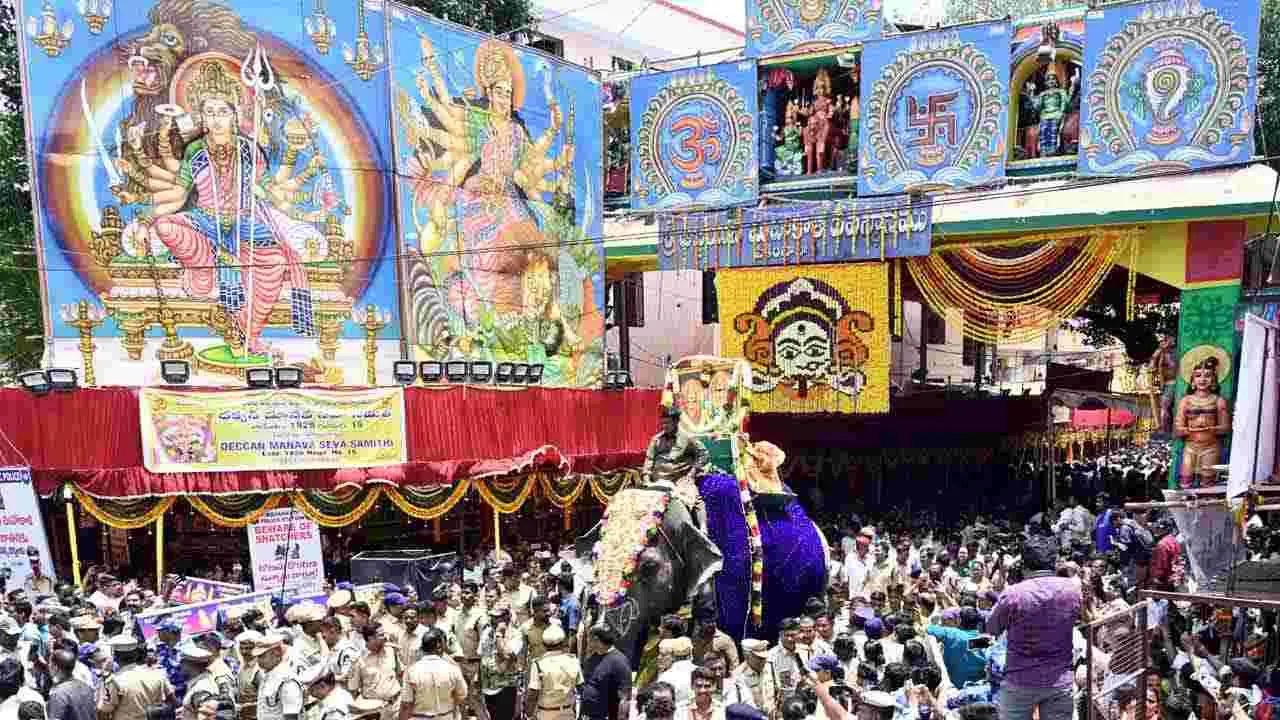 Bonalu Festival 2025: ఉజ్జయినీ మహాకాళి దేవాలయంలో రంగం వినిపించిన స్వర్ణలత