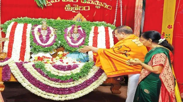 శ్రీశైలంలో వైభవంగా ఊంజల్‌ సేవ