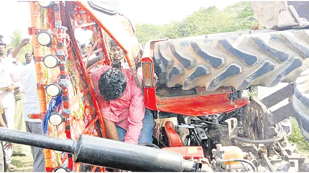 ట్రాక్టర్‌ బోల్తాపడి డ్రైవరు మృతి