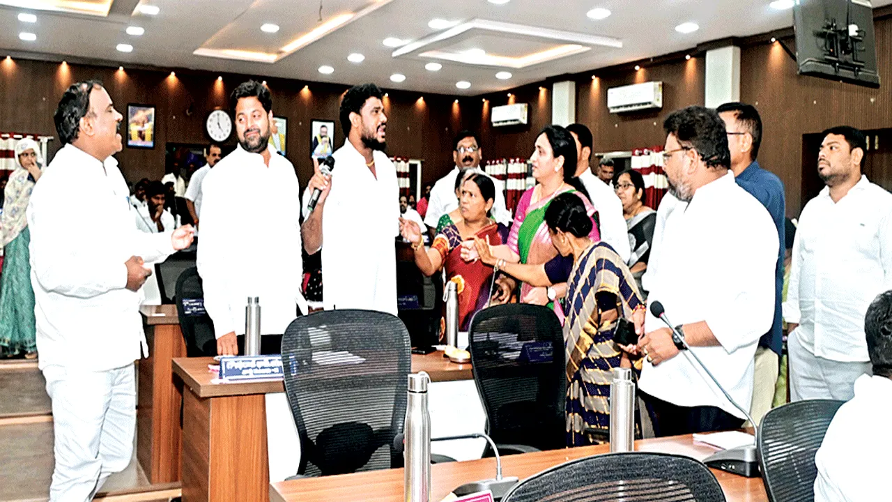 టీడీపీ, వైసీపీ కార్పొరేటర్ల..  మాటల యుద్ధం 