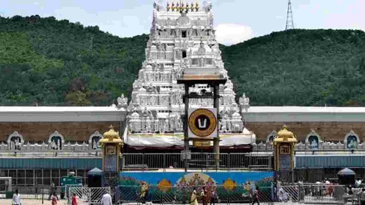Tirumala: టీటీడీలో పనిచేస్తూ.. చర్చిలో ప్రార్థనలు