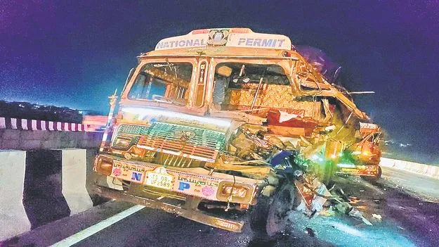 Lorry Accident: ప్రమాదాన్ని ఆపేందుకు వెళ్లి..