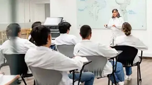 Medical Colleges: ఏడాది బోధనానుభవం ఉంటే..ప్రొఫెసర్‌గా పదోన్నతి