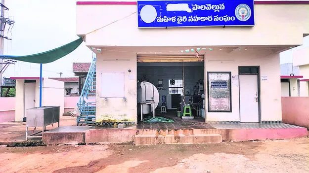 కోట్లకు కోట్లు అమూలహ పాలు!